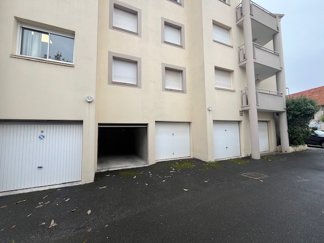 Photo GARAGE-1-pièce-17-m²-à-Beziers-0